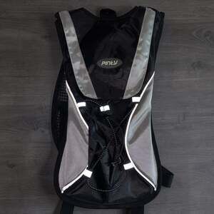 Pinty Hydration Pack Backpack with Water Bladder and Airflow Mesh Straps